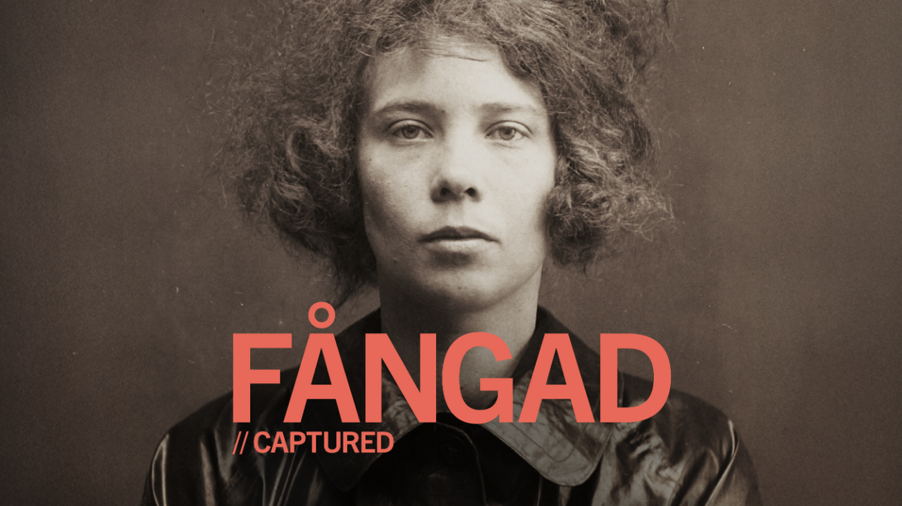 Porträtt av kvinna med kort yvigt når