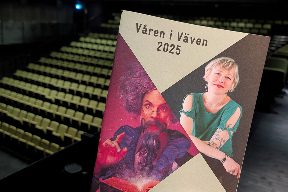 Omslaget till Vävens programbroschyr våren 2025.